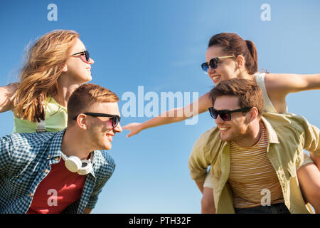 Happy teenage Freunde Spaß haben im Sommer Stockfoto