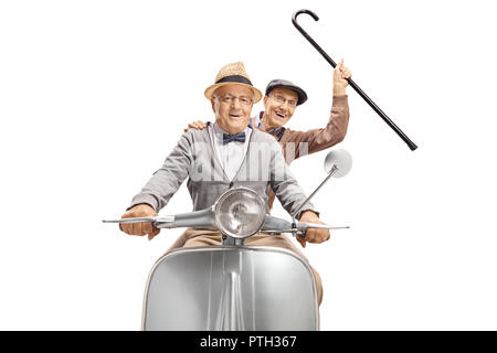 Zwei ältere Männer auf einem Motorroller, einem mit einem Stock auf weißem Hintergrund Stockfoto
