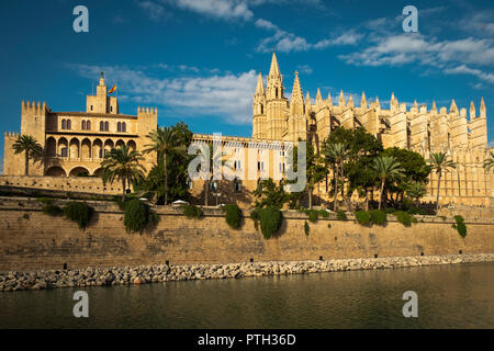 Der Königliche Palast von la Almudaina und die Kathedrale Santa Maria von Palma, Mallorca, Spanien Stockfoto