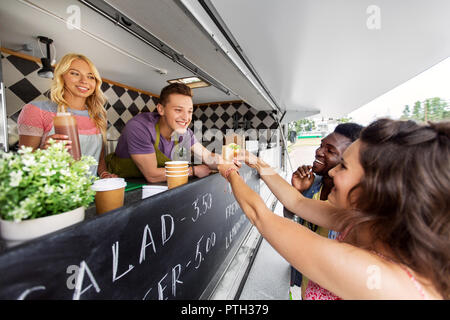 Verkäufer burger geben dem Kunden auf Essen Lkw Stockfoto