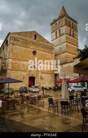 Mare de Deu dels Angels Pfarrkirche nach einem Regenguss, Sineu, Mallorca, Balearen, Spanien. Stockfoto