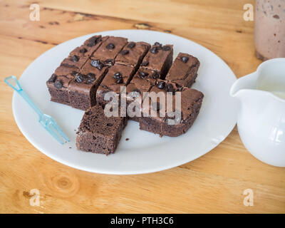 Schokoladenkuchen Brownies mit frischer Milch Stockfoto