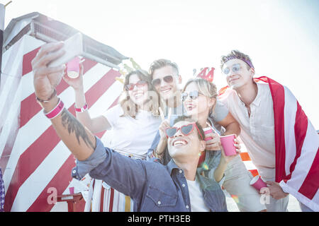 Positiv erfreut, Studenten, Party auf dem Dach Stockfoto