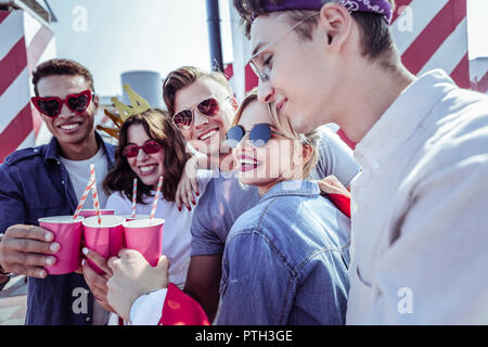 Positiv erfreut, Studenten, Party auf dem Dach Stockfoto