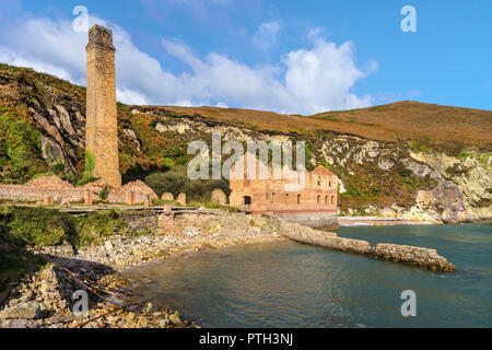 Ein Teil der Ruinen des abandonrd Porth Wen Ziegelei mit einem Kamin und den Workshop und Unterkunft block Porth Wen bay Nordküste von Anglesey Keine Stockfoto