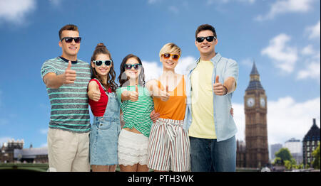 Freunde zeigen Daumen hoch über Tower in London. Stockfoto