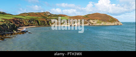 Blick nach Westen über Porth Wen Bucht mit den Ruinen des verlassenen Porth Wen Ziegelei Nordküste von Anglesey Wales UK Oktober 293436 Stockfoto
