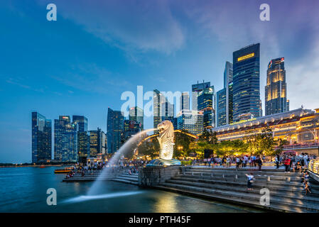 Der Merlion Statue mit Sicht auf die City Skyline im Hintergrund, Marina Bay, Singapore Stockfoto