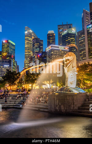 Der Merlion Statue mit Sicht auf die City Skyline im Hintergrund, Marina Bay, Singapore Stockfoto