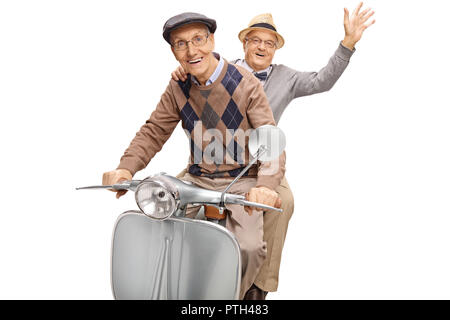 Zwei ältere Männer auf einem Oldtimer Roller, eine isolierte winken auf weißem Hintergrund Stockfoto