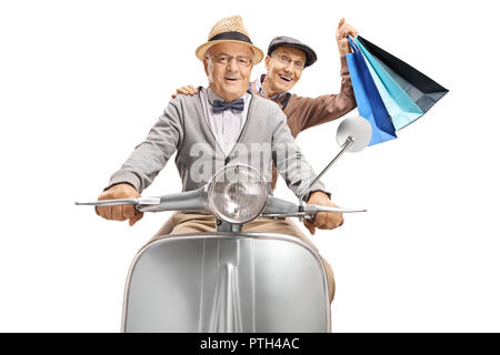 Zwei ältere Männer reiten auf einem Oldtimer Roller, einer Holding Einkaufstaschen auf weißem Hintergrund Stockfoto