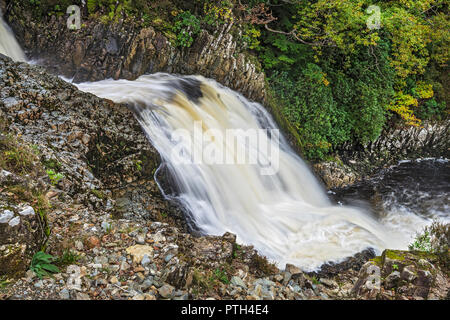 Rhaeadr Mawddach Wasserfall auf thr Afon Mawddach (Fluss) im Coed y Brenin Wald in der Nähe von Dolgellau Snowdonia National Park North Wales UK Oktober 261 Stockfoto