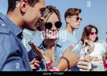 Schöne junge Frau, die in der Nähe von Ihrem Freund Stockfoto