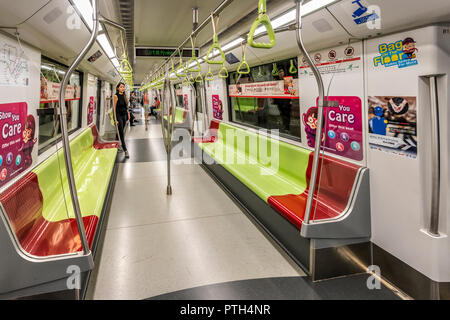 Innenansicht eines Singapur MRT Mass Rapid Transit Schlitten, Singapur Stockfoto
