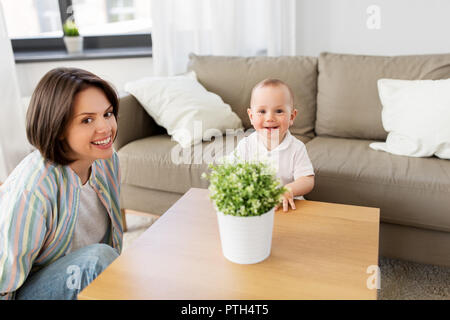 Glückliche Mutter mit einem Baby Boy zu Hause Stockfoto