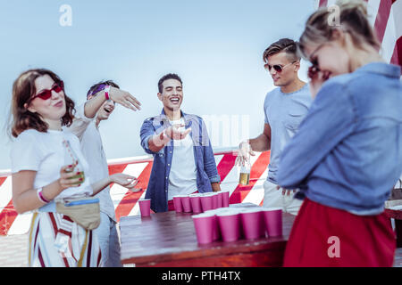 Positiv erfreut, Studenten, Party auf dem Dach Stockfoto