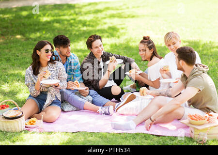 Gerne Freunde essen Sandwiches zum Sommer Picknick Stockfoto