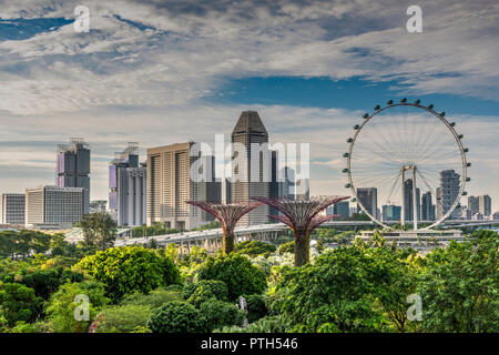 Singapore Flyer Riesenrad und die Skyline der Stadt hinter, Singapur Stockfoto