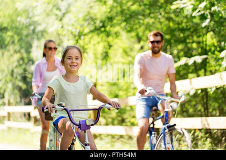 Glückliche Familie Reiten Fahrräder im Sommer Park Stockfoto