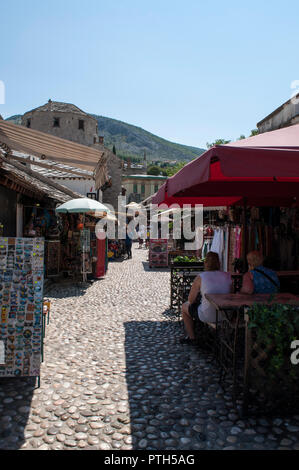 Bosnien und Herzegowina: Silhouette der Altstadt von Mostar mit den Geschäften der Altstadt auf dem rechten Ufer des Flusses Neretva Stockfoto