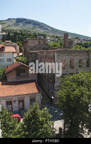 Bosnien und Herzegowina, Europa: Palace während des bosnischen Krieges bombardiert (1992-1995) in den Straßen der Stadt Mostar Stockfoto