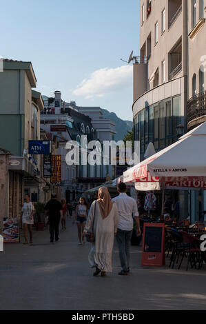 Bosnien und Herzegowina, Europa: eine verschleierte muslimische Frau gehen mit seinem Mann in den Straßen der Stadt Mostar Stockfoto