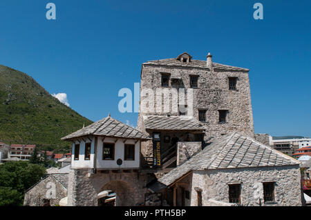 Mostar: der Turm Halebija auf der Westseite der Stari Most, 16. Jahrhundert osmanische Brücke 1993 zerstört (Croat-Bosnian Krieg), umgebaut im Jahr 2004 Stockfoto