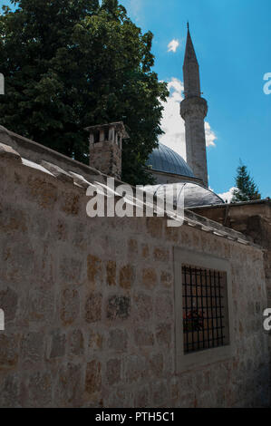 Bosnien: Die karadjoz Bey Moschee, die größte Moschee in Mostar, Beispiel der osmanischen Architektur 1554 von türkischen Architekten Mimar Sinan gebaut Stockfoto