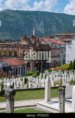 Mostar, Bosnien: Die märtyrer Friedhof von Gebäuden in den 90er Jahren Konflikt auf dem Friedhof in der Nähe Nesuh-aga Vucijakovic Moschee zerstört umgeben Stockfoto