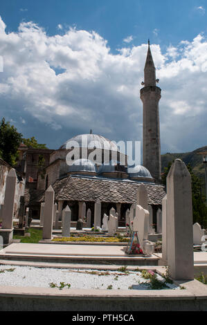 Mostar, Bosnien: Die märtyrer Friedhof von Gebäuden in den 90er Jahren Konflikt auf dem Friedhof in der Nähe Nesuh-aga Vucijakovic Moschee zerstört umgeben Stockfoto