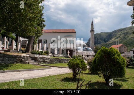 Mostar, Bosnien: Die märtyrer Friedhof von Gebäuden in den 90er Jahren Konflikt auf dem Friedhof in der Nähe Nesuh-aga Vucijakovic Moschee zerstört umgeben Stockfoto