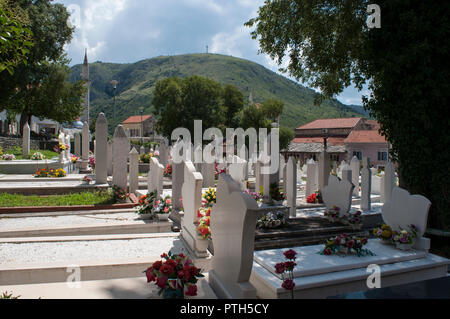 Mostar, Bosnien: Die märtyrer Friedhof von Gebäuden in den 90er Jahren Konflikt auf dem Friedhof in der Nähe Nesuh-aga Vucijakovic Moschee zerstört umgeben Stockfoto