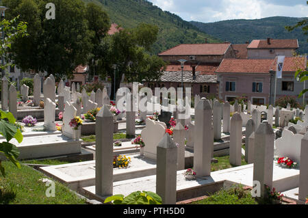 Mostar, Bosnien: Die märtyrer Friedhof von Gebäuden in den 90er Jahren Konflikt auf dem Friedhof in der Nähe Nesuh-aga Vucijakovic Moschee zerstört umgeben Stockfoto