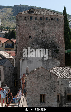 Mostar, Bosnien: Taucher vor dem Sprung von der Stari Most (Alte Brücke), die Brücke von der traditionellen Rennen der Bäder in den Fluss Neretva seit 450 Jahren Stockfoto