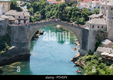 Mostar: Ansicht der Stari Most, die osmanische Brücke aus dem 16. Jahrhundert wurde 1993 von kroatischen Streitkräfte in der Croat-Bosnian Krieg zerstört, umgebaut im Jahr 2004 Stockfoto