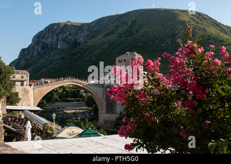 Mostar: Ansicht der Stari Most, die osmanische Brücke aus dem 16. Jahrhundert wurde 1993 von kroatischen Streitkräfte in der Croat-Bosnian Krieg zerstört, umgebaut im Jahr 2004 Stockfoto