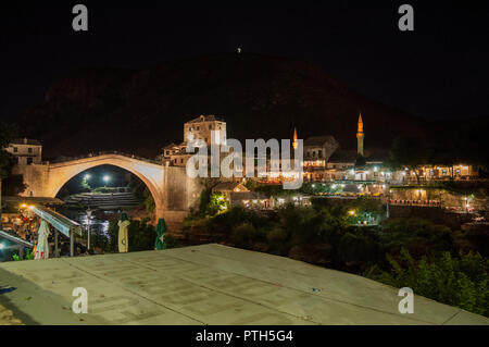 Mostar: night skyline von Stari Most, 16. Jahrhundert osmanische Brücke 1993 von kroatischen Streitkräfte in der Croat-Bosnian Krieg zerstört, umgebaut im Jahr 2004 Stockfoto