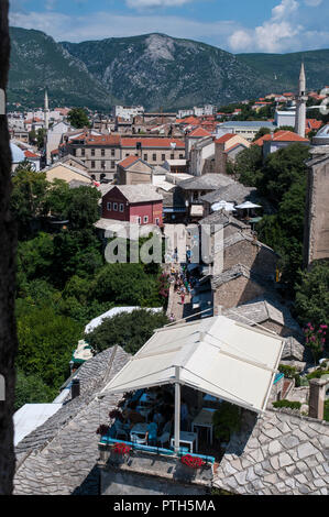 Bosnien: Skyline von Mostar, Stadt, benannt nach der Brücke Pfleger (mostari), die die Stari Most (Alte Brücke), gesehen von der Kula Tara Tara (Turm) bewacht Stockfoto