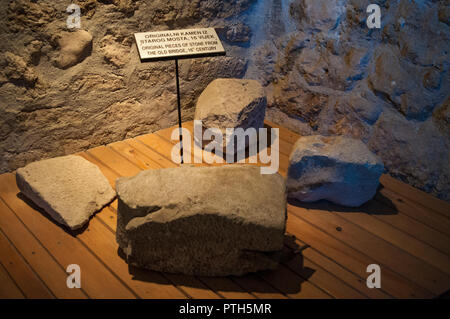 Mostar: original Steinblöcke aus der Stari Most, Brücke 1993 im Croat-Bosnian Krieg zerstört, in der Alten Brücke Museum in der Tara Turm Stockfoto