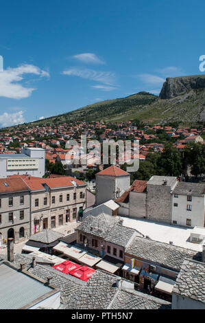 Bosnien: Dächer und Skyline von Mostar, alte Stadt benannt nach der Brücke Pfleger (mostari), die in den mittelalterlichen Zeiten bewacht die Stari Most (Alte Brücke) Stockfoto