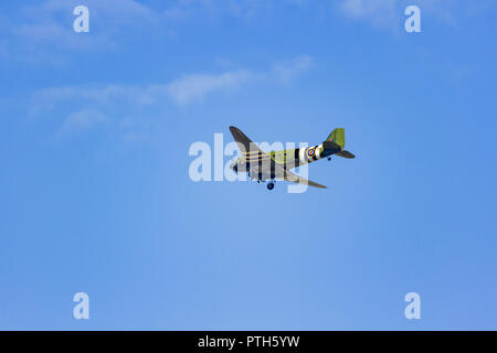 Dakota, Douglas C-47, zurück fliegen von einer Anzeige an die Air Show 2018 Bournemouth, Dorset, Großbritannien Stockfoto
