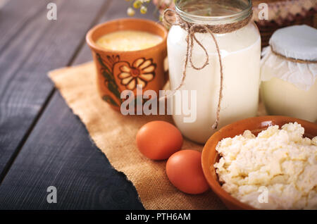 Eine Dose Milch und andere landwirtschaftliche Produkte auf den Tisch. Noch immer leben im ländlichen Stil. Farmer's Kuh Milchprodukte. Stockfoto