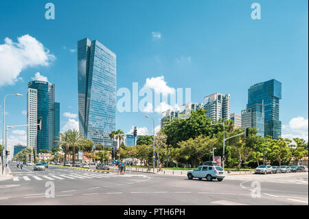 - 08.September 2018: sarona Sarona Gärten - Azrieli Tower von Moshe Tzur im Hintergrund konzipiert Stockfoto