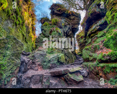 Lud die Kirche die Tiefe Mühlstein Grit moosbedeckte Abgrund voller Geschichte, Mythen & Legenden in der Nähe von gradbach im Peak District National Park, Staffordshi Stockfoto