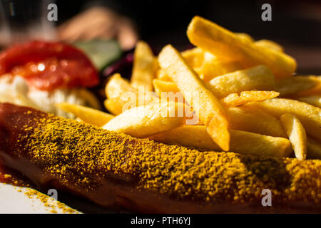 Currywurst mit Pommes frites und Sauce Stockfoto