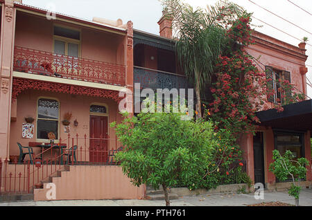 Windsor Street, Paddington, Sydney, NSW, Australien: eine Reihe von hübschen viktorianischen Häuser mit dem Christopher Tag Galerie auf der Ecke der Elizabeth Street Stockfoto