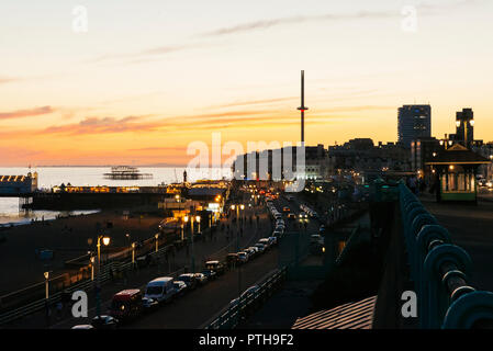Sonnenuntergang, Brighton West Pier und i360 Stockfoto