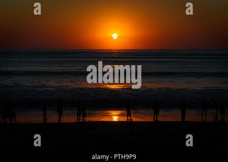 Hier abgebildet sind Bilder in Bali in und um Jimbaran Strand bei Sonnenuntergang. Stockfoto