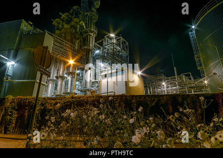 Branche bei Nacht. Chemische Anlage von Unilever in Gouda, Niederlande bei Nacht. Aufnahme mit Weitwinkelobjektiv. Stockfoto