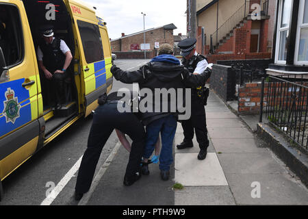 Merseyside Polizisten eine Stop und Suche in der Gegend von Liverpool Bootle Stockfoto